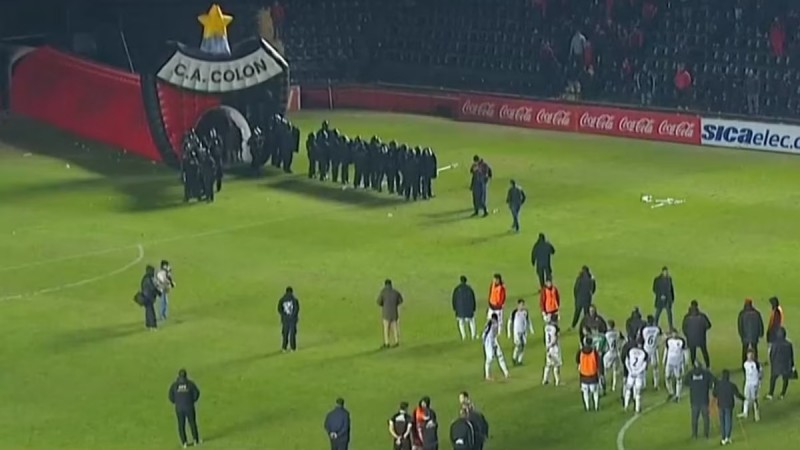 Hinchas de Colón rompieron la alambrada y le arrojaron baldosas a su propio equipo